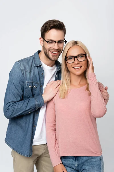 Joven Con Gafas Vista Abrazando Una Mujer Sonriente Mirando Cámara — Foto de Stock