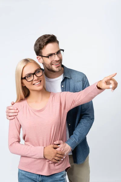 Leende Kvinna Glasögon Pekar Med Fingret Nära Pojkvän Isolerad Grått — Stockfoto