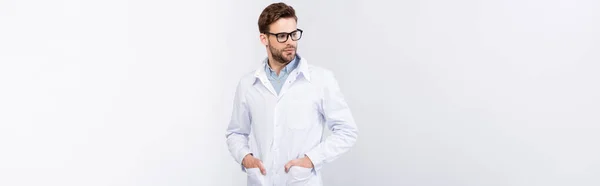Oftalmologista Com Mãos Bolsos Casaco Branco Olhando Para Longe Isolado — Fotografia de Stock