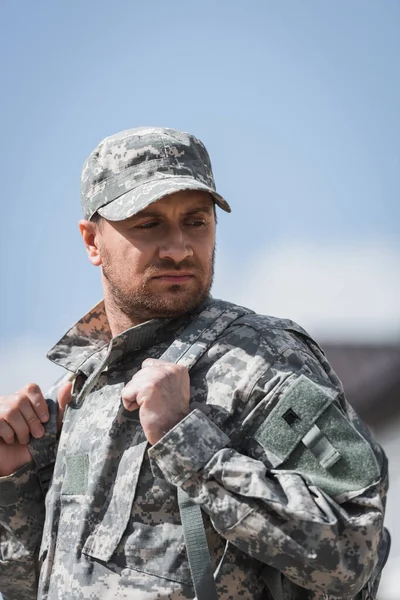 Seriöser Soldat Schaut Vor Verschwommenem Hintergrund Weg — Stockfoto