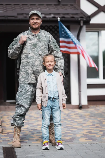 身着军服的父亲与女儿在模糊的背景下站在一起的镜头 — 图库照片