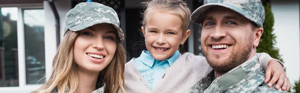 Portrett Lykkelig Familie Som Ser Kamera Nærheten Hus Banner – stockfoto