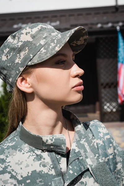 Portrett Selvsikker Militær Kvinne Uniform Som Ser Bort Uklar Bakgrunn – stockfoto