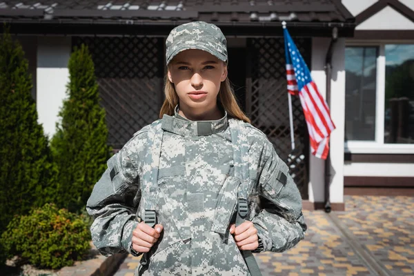 Vista Frontal Una Mujer Servicio Militar Seria Con Mochila Mirando — Foto de Stock