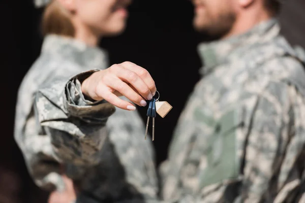 Vágott Kilátás Kulcsok Elmosódott Katonai Pár Háttérben — Stock Fotó