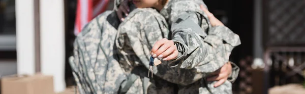 Cropped View Keys Blurred Military Couple Embracing Background Banner — Stock Photo, Image