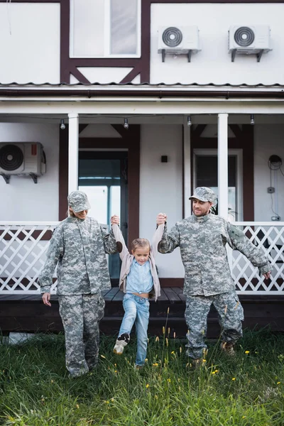 Smiling Military Father Mother Lifting Daughter Grass Backyard House — Stock Photo, Image