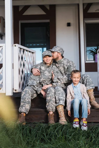 Hombre Uniforme Militar Abrazando Oliendo Pelo Esposa Sentado Cerca Hija — Foto de Stock
