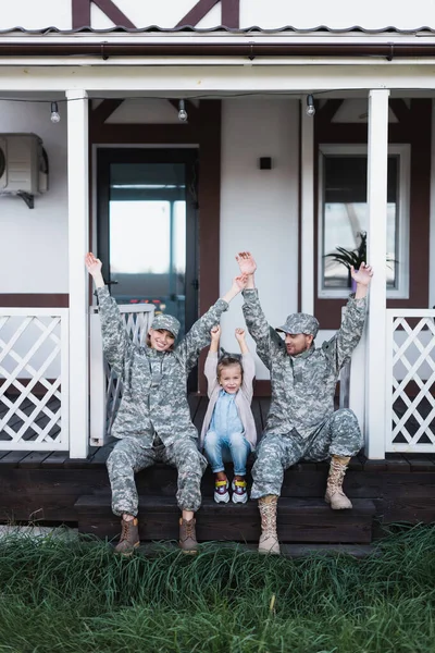 Gelukkige Familie Met Handen Lucht Zittend Drempel Van Het Huis — Stockfoto