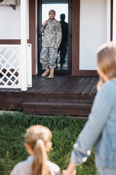 Feliz Militar Serviceman Perto Porta Das Traseiras Limiar Com Mulher — Fotografia de Stock