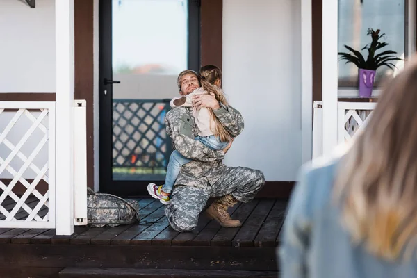 Smiling Military Service Man Embracing Daughter While Sitting Knee Threshold — Stock Photo, Image