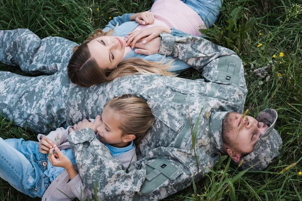 Vista Aérea Del Militar Descansando Abrazando Esposa Hija Mientras Está — Foto de Stock