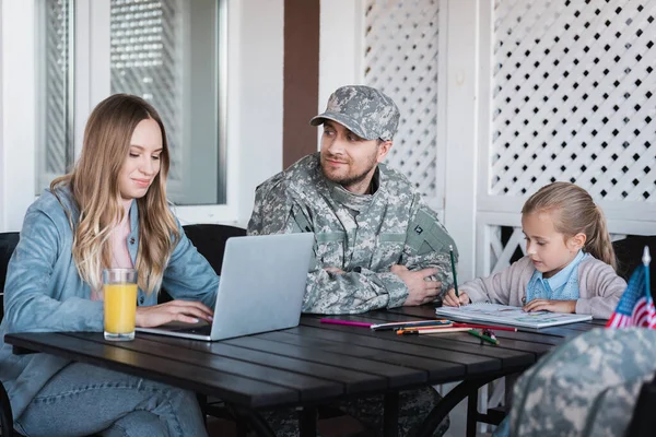 Military Serviceman Looking Woman Typing Laptop Sitting Girl Drawing Colorful — Stock Photo, Image