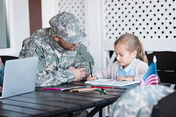 Ayah Dalam Seragam Militer Duduk Dekat Putri Menggambar Dengan Pensil — Stok Foto