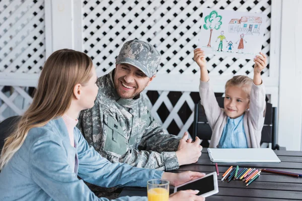 Zâmbind Bărbat Uniformă Militară Uitându Femeie Tabletă Digitală Timp Stătea — Fotografie, imagine de stoc