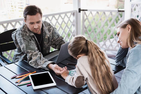 Tată Uniformă Militară Uitându Fiica Desenând Timp Stătea Masă Laptop — Fotografie, imagine de stoc