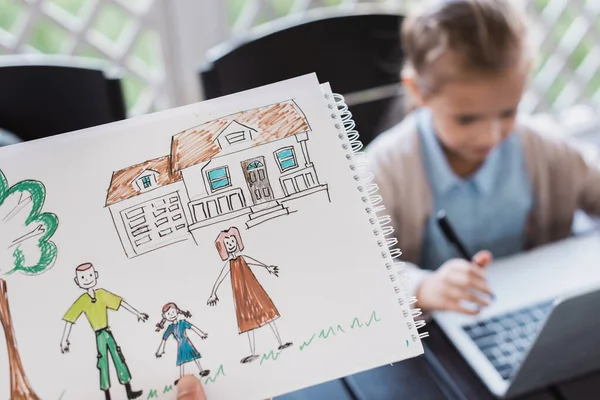 Homem Segurando Imagem Família Perto Casa Com Menina Embaçada Laptop — Fotografia de Stock