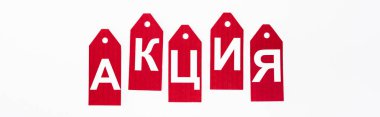 Beyaz arka planda Kiril alfabesiyle fiyat etiketlerinin panoramik görüntüsü