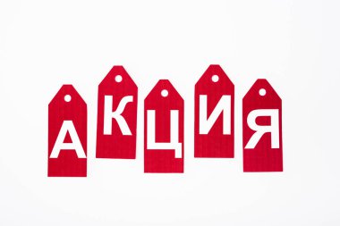Beyaz arkaplandaki kırmızı fiyat etiketleri üzerindeki Kiril alfabesi kelime stoğunun üst görünümü