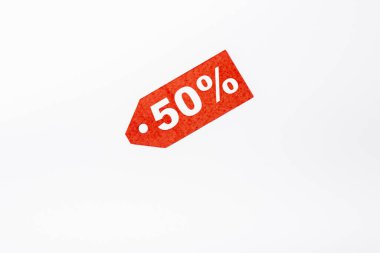 Beyaz arkaplanda% 50 işaretli kırmızı fiyat etiketinin üst görünümü