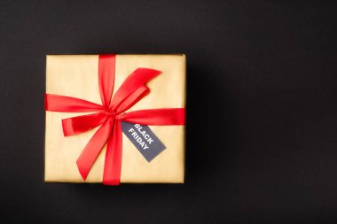 Siyah arkaplanda siyah Cuma etiketli hediye kutusunun üst görünümü 