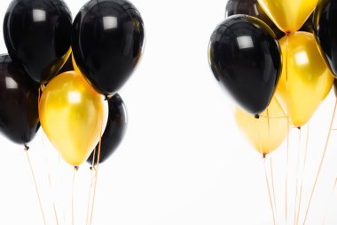Beyaz üzerine izole edilmiş siyah ve altın balonlar 
