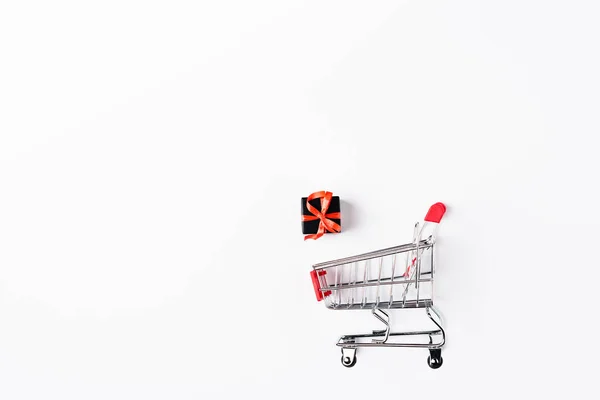 Beyaz Arka Planda Küçük Alışveriş Arabası Hediye Kutusu Manzarası — Stok fotoğraf