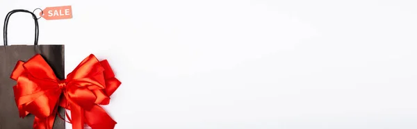 Panoramiczna Uprawa Czarnej Torby Zakupy Kokardą Metką Cenową Białym Tle — Zdjęcie stockowe