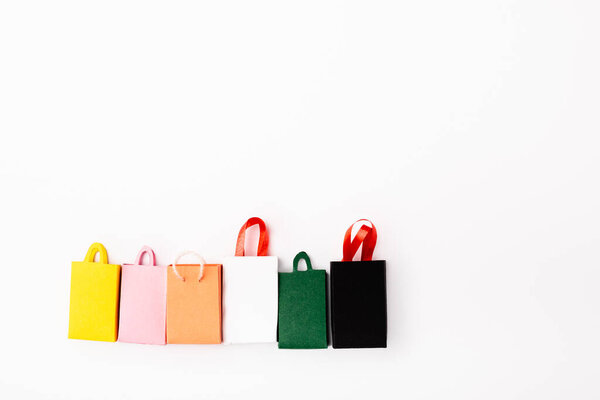Vista Superior Bolsas Compras Colores Sobre Fondo Blanco — Foto de Stock