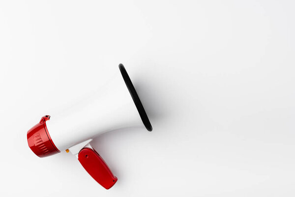 Вид сверху громкоговорителя на белом фоне