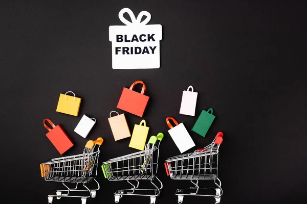 Siyah Arkaplanda Siyah Cuma Harfleri Oyuncak Arabaları Alışveriş Çantaları Olan — Stok fotoğraf
