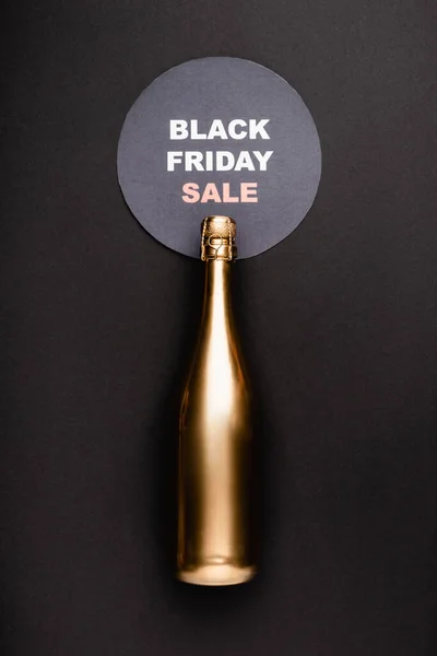 Horní Pohled Zlatou Láhev Šampaňského Blízkosti Kruhu Černým Pátečním Výdejem — Stock fotografie
