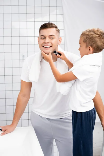 Chico Enfocado Afeitarse Mejilla Hombre Feliz Con Afeitadora Eléctrica Baño — Foto de Stock