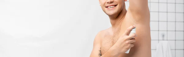 Vista Cortada Homem Sem Camisa Sorridente Pulverizando Desodorizante Banheiro Banner — Fotografia de Stock