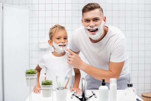 Pai Feliz Perto Filho Com Espuma Barbear Rosto Tocar Queixo — Fotografia de Stock