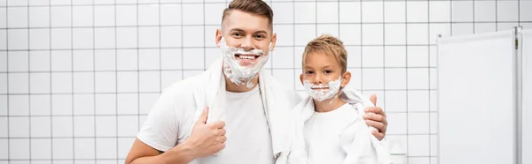 Lachende Vader Zoon Met Scheerschuim Gezicht Knuffelen Kijken Naar Camera — Stockfoto