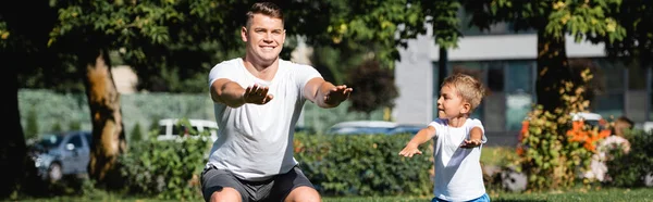 Hijo Con Las Manos Extendidas Mirando Padre Ropa Deportiva Cuclillas — Foto de Stock