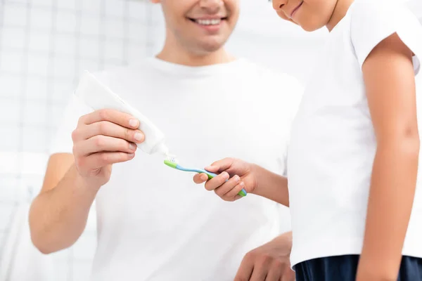 Vista Recortada Del Hijo Sonriente Con Cepillo Dientes Pie Cerca — Foto de Stock