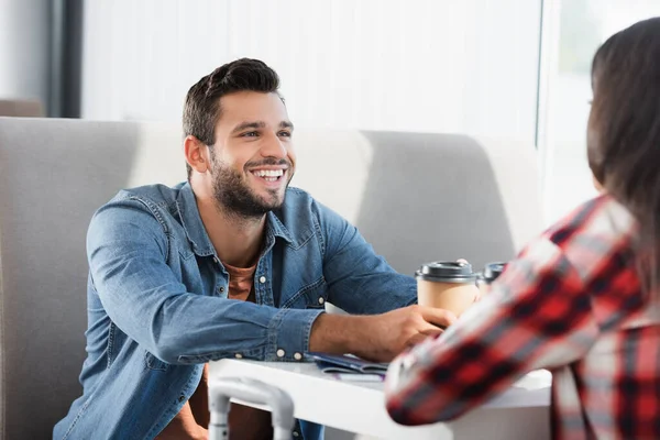 Gelukkig Baard Man Glimlachen Buurt Brunette Vrouw Luchthaven — Stockfoto