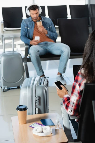 Back View Woman Holding Smartphone Blank Screen Luggage Man Blurred — Stock Photo, Image