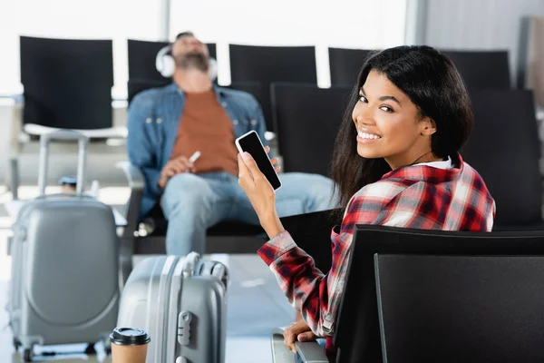 Happy African American Woman Holding Smartphone Blank Screen Luggage Man — Stock Photo, Image