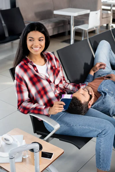 Bearded Man Lying Happy African American Woman Passport Airport — Stock Photo, Image