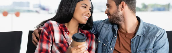 Mujer Afroamericana Sosteniendo Café Para Acercarse Hombre Barbudo Sala Salida —  Fotos de Stock