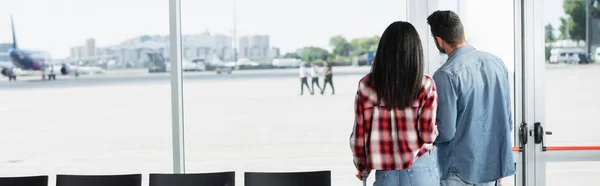 机场候机厅 横幅上 一对夫妇背着行李站在一起的背景图 — 图库照片