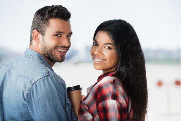 Feliz Pareja Multicultural Sonriendo Cerca Del Café Para Aeropuerto — Foto de Stock