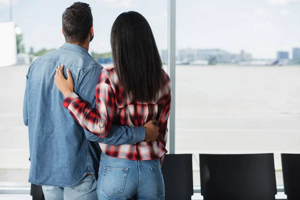Back View Interracial Couple Standing Departure Lounge Airport — Stock Photo, Image