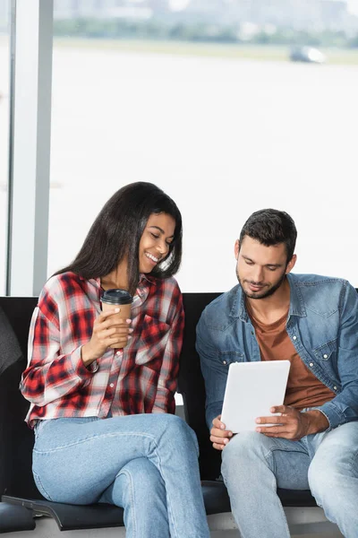 Mujer Afroamericana Feliz Sosteniendo Café Para Acercarse Hombre Usando Tableta — Foto de Stock