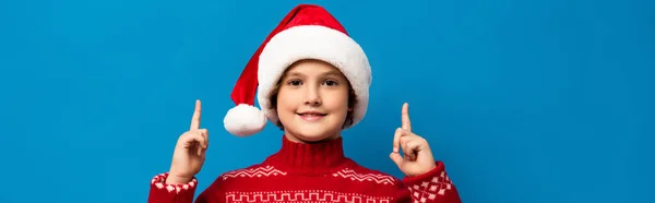 Imagen Horizontal Niño Alegre Sombrero Santa Suéter Rojo Apuntando Con — Foto de Stock