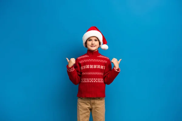 Niño Alegre Sombrero Santa Suéter Rojo Que Muestra Los Pulgares — Foto de Stock