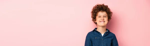 Panoramaaufnahme Eines Zufriedenen Und Lockigen Jungen Jeanshemd Der Auf Rosa — Stockfoto